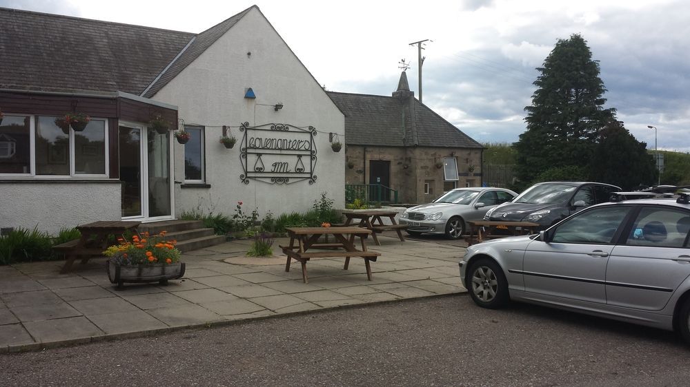 Covenanters Inn Дингуол Екстериор снимка